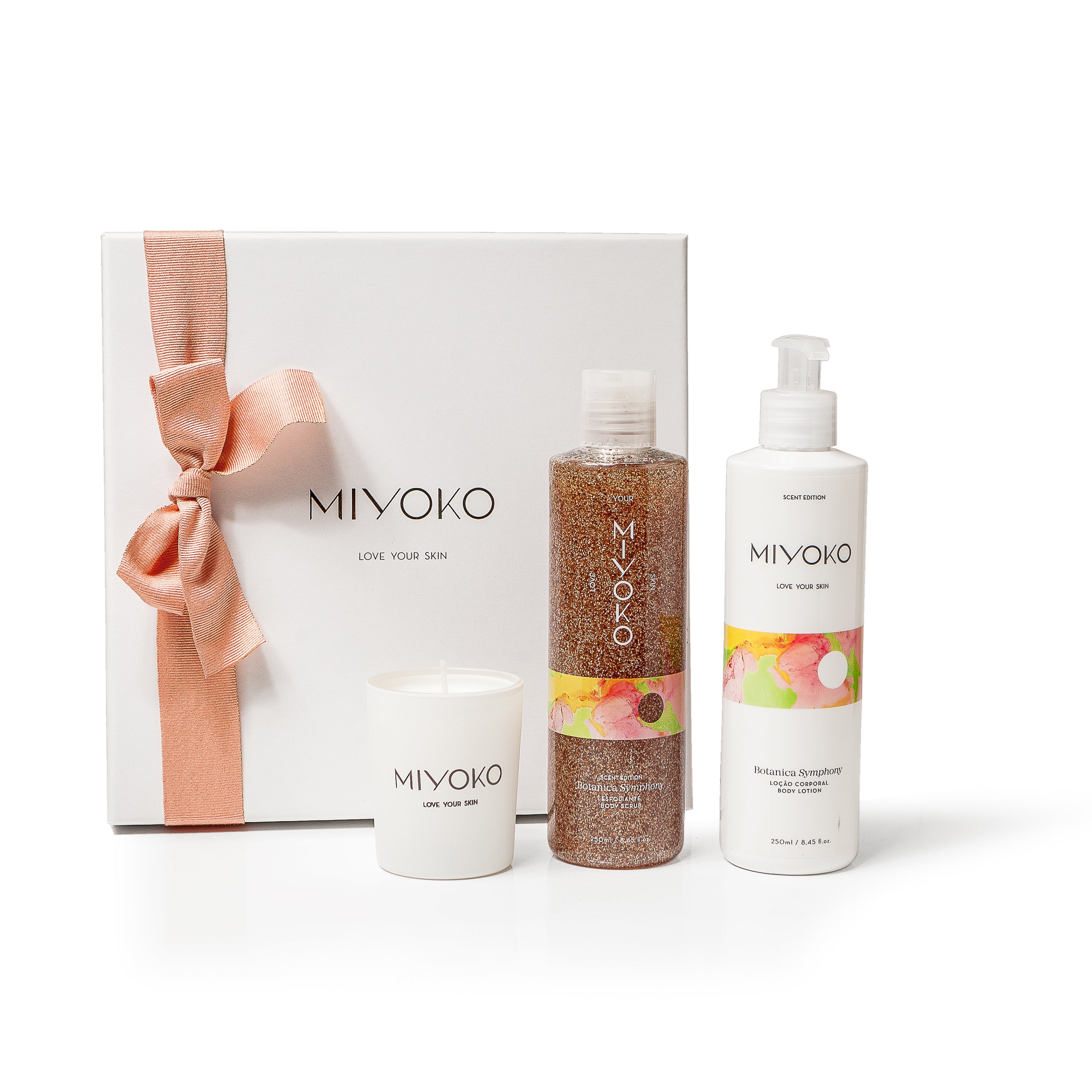 Caixa coffret que inclui um gel de banho esfoliante 250ml, uma loção corporal de 250ml e uma vela perfumada de 70g, do aroma Botanica Symphony.