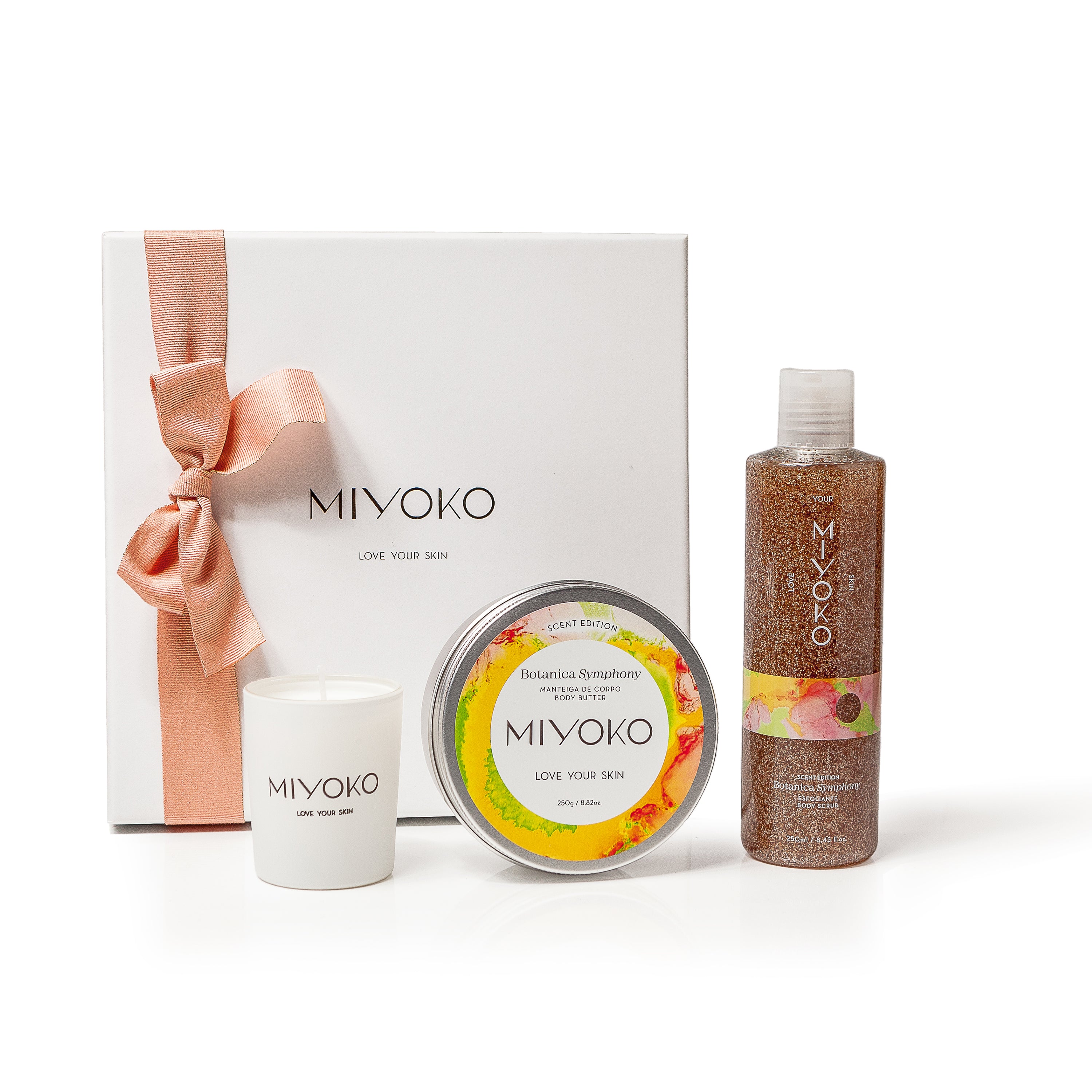 Caixa coffret que inclui um gel de banho esfoliante 250ml, uma manteiga corporal de 250ml e uma vela perfumada de 70g, do aroma Botanica Symphony.