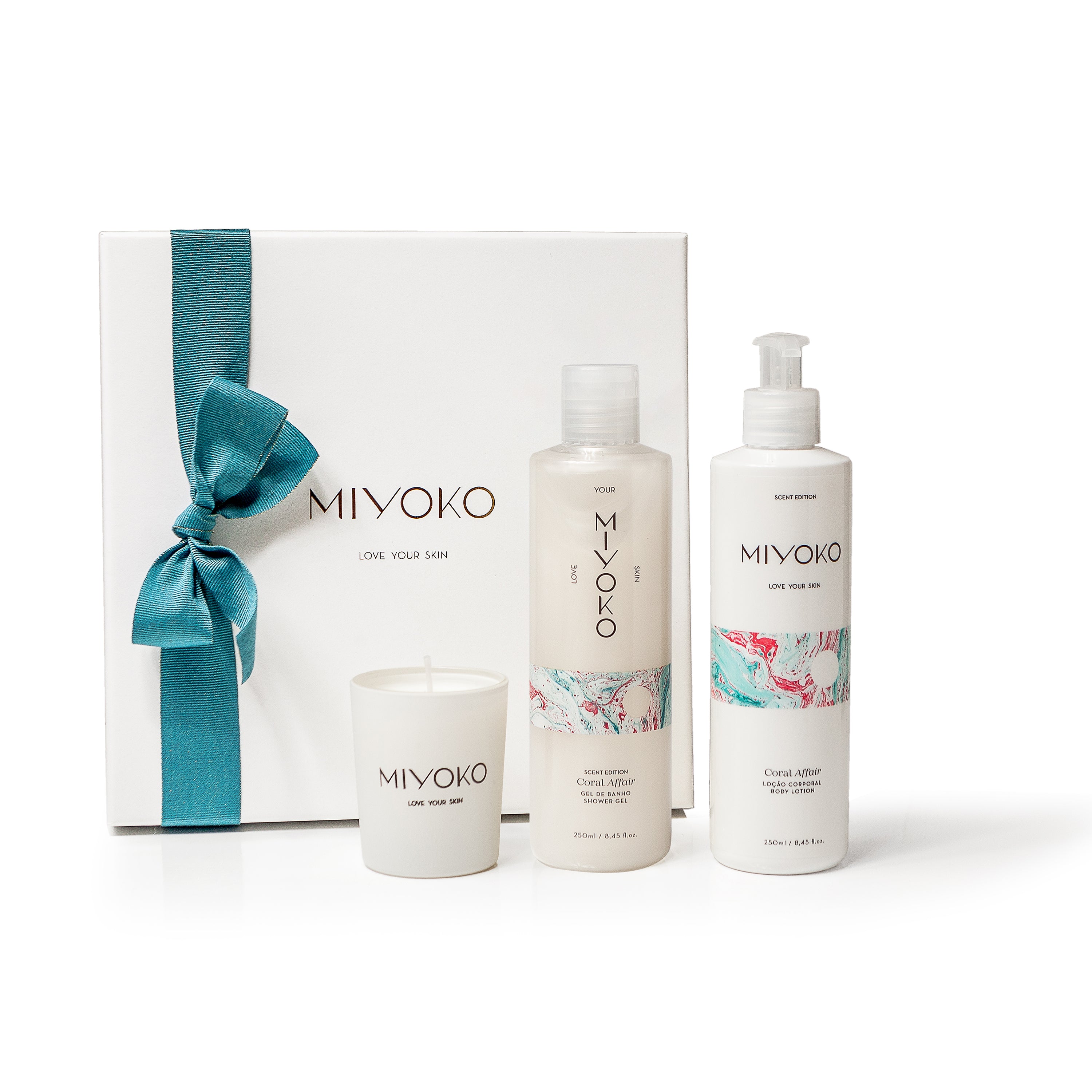 Caixa coffret que inclui um gel de banho 250ml, uma loção corporal de 250ml e uma vela perfumada de 70g, do aroma Coral Affair.
