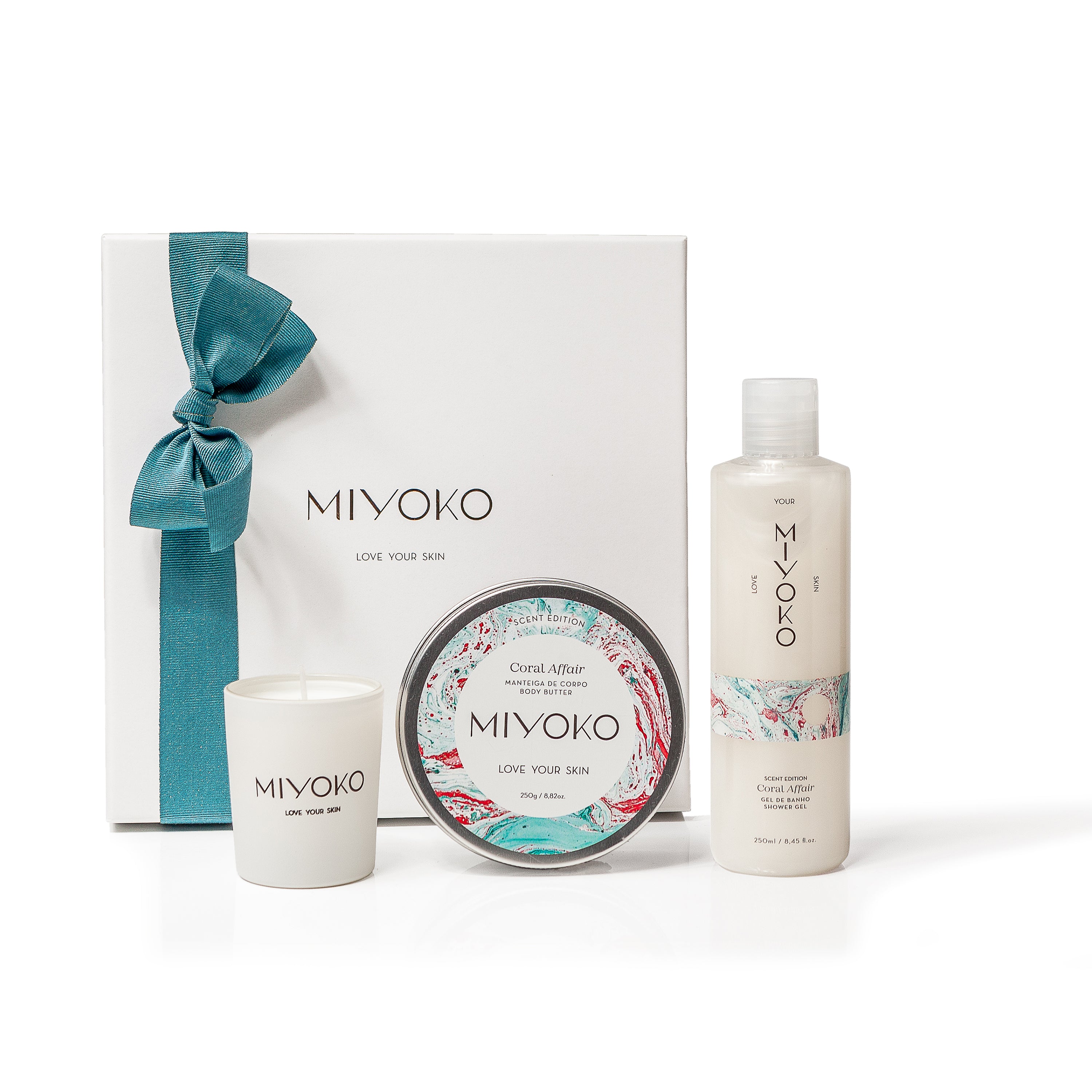 Caixa coffret que inclui um gel de banho 250ml, uma manteiga corporal de 250ml e uma vela perfumada de 70g, do aroma Coral Affair.